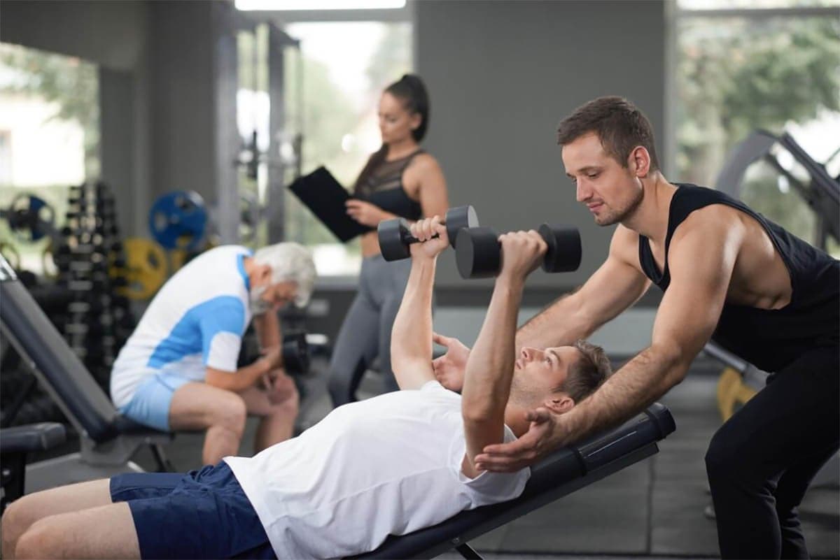 How a Strength and Conditioning Coach Helps Athletes 1 When it comes to living with neck and shoulder pain, everybody we seewants to know: